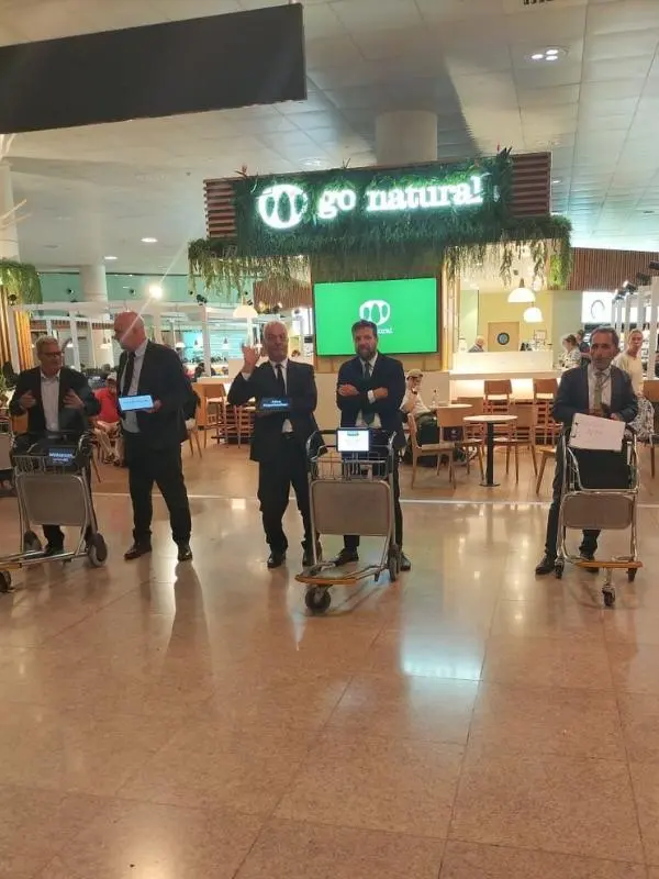 Taxistas-Barcelona-aeropuerto-esperando-punto-llegada